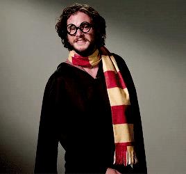 Jon Snow incontra Harry Potter Kit Harington travestito da Harry Potter