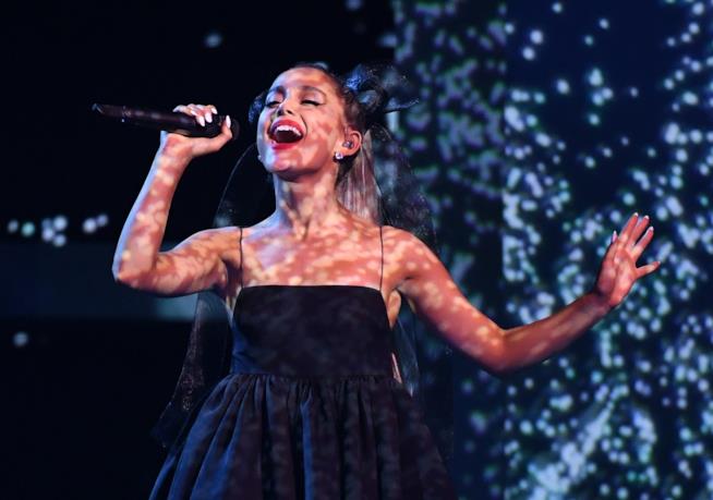 Nella HOT 100 di Billboard USA Ariana Grande ancora in vetta Ariana Grande ancora in vetta nella Hot 100 di Billboard, la Top Ten dei singoli del momento