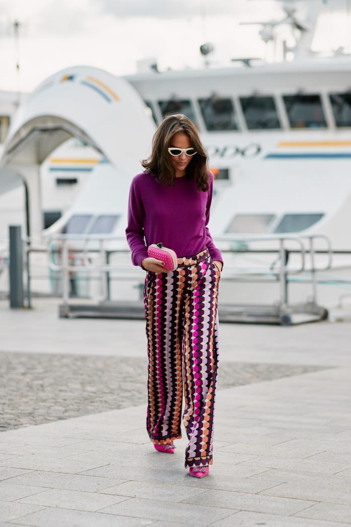 Pantaloni a stampa multicolor indossati con pullover e décolléte Pantaloni a stampa multicolor abbinati a pullover e décolléte