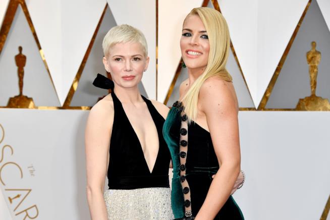 Michelle Williams con Busy Philipps agli Oscar Busy Philipps e Michelle Williams sul red carpet degli Oscar
