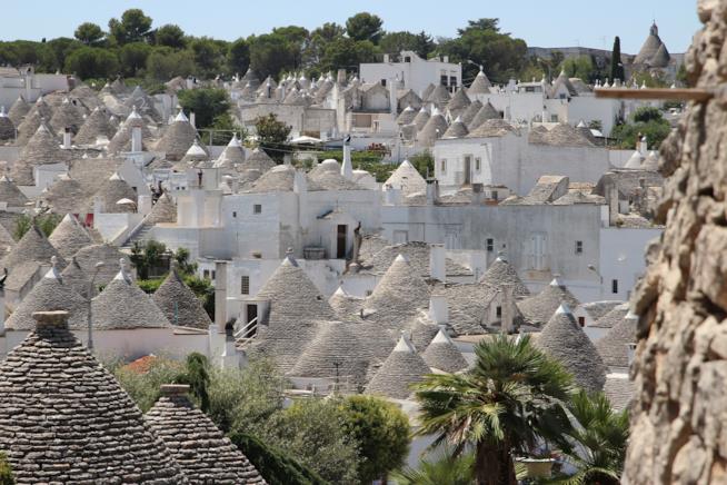 I trulli di Alberobello si tingono di rosso per San Valentino I trulli di Alberobello