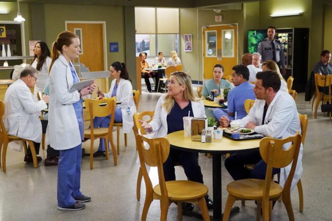 Il commento di FoxLife al ventunesimo episodio di Grey's Anatomy 12 Arizona e Alex vengono interrotti in mensa da Penny Blake