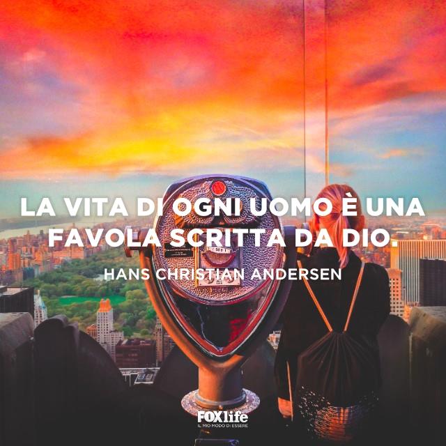 Frase vita Ragazza osserva un panorama cittadino