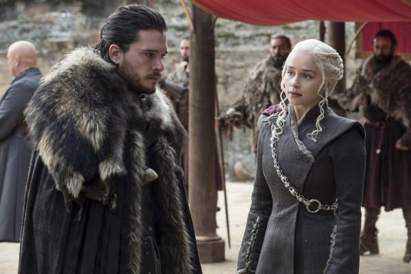 Kit Harington e Emilia Clarke in Trono di spade Jon Snow e Daenerys Targaryen in Trono di spade