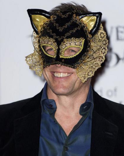 Hugh Grant Hugh Grant con una maschera da gatto