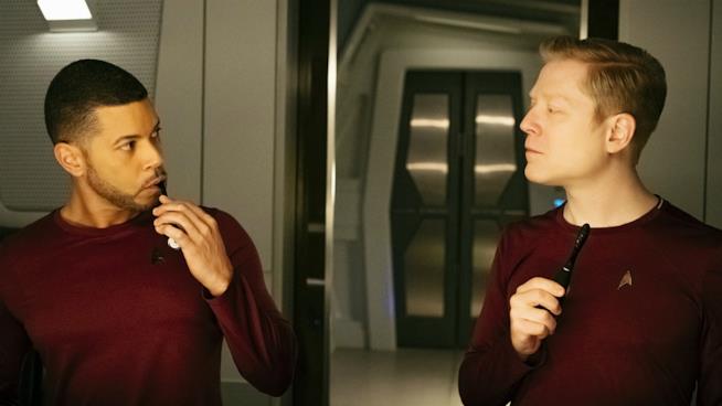 Anthony Rapp e Wilson Cruz in Star Trek: Discovery Anthony Rapp e Wilson Cruz in una scena dell'episodio Choose Your Pain in Star Trek: Discovery