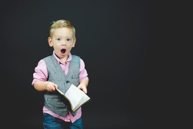 Back to school in grande stile, con unicorni, sirene e pirati Bambino che legge