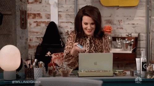 Karen spia il personale in Will & Grace Megan Mullally interpreta Karen Walker in Will & Grace