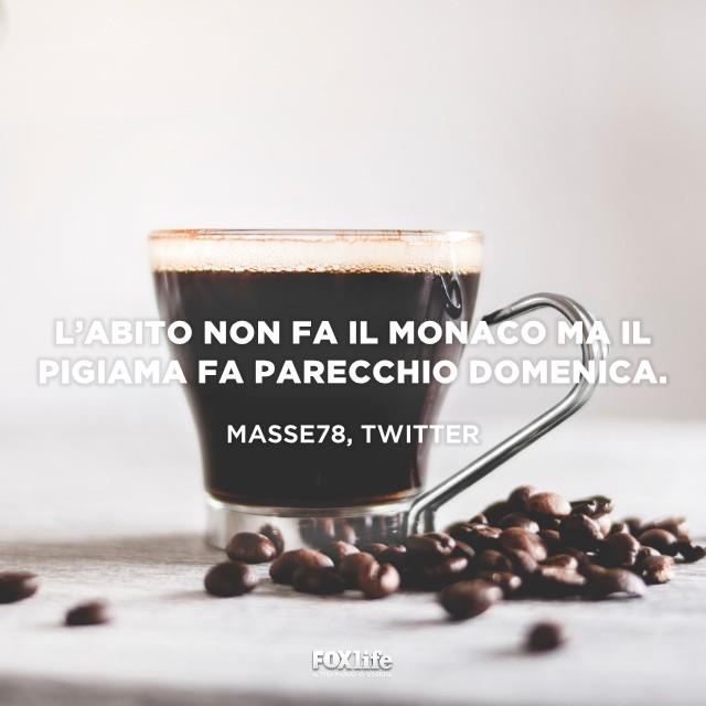 La domenica si sta in pigiama Tazzina di caffè in primo piano
