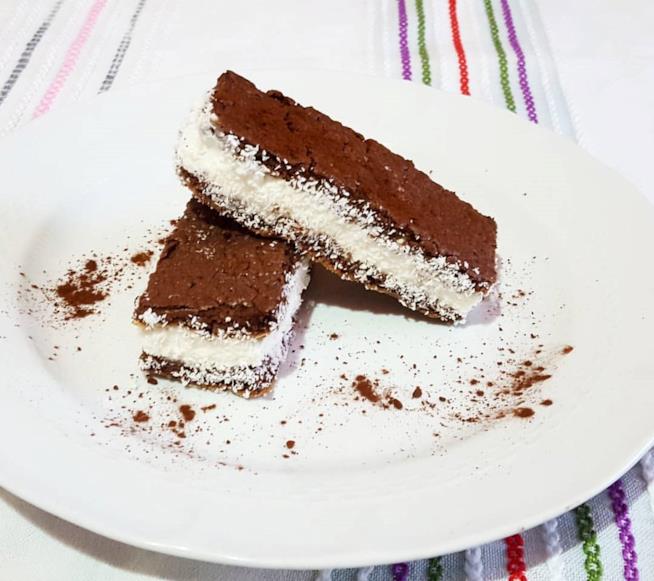 Kinder fetta al latte versione leggera Fetta di torta al cacao con crema