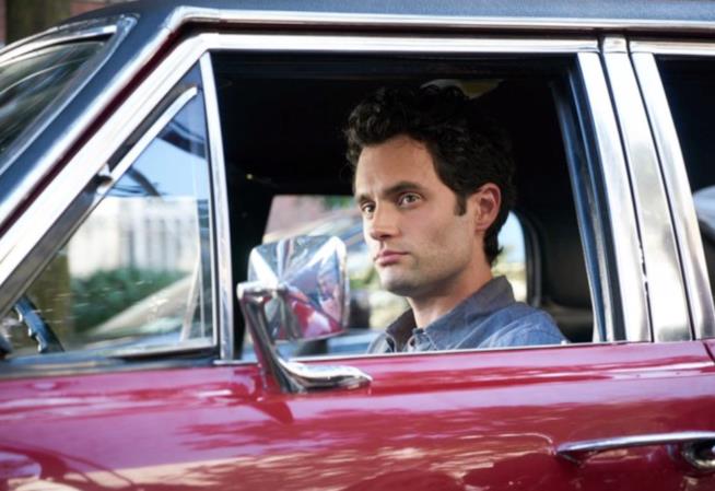 You - non romanticizzare lo stalker Penn Badgley in una scena di You