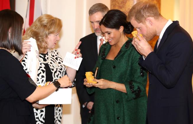 Meghan Markle e il Principe Harry ricevono in regalo dei mocassini per il Royal Baby Meghan Markle e il Principe Harry