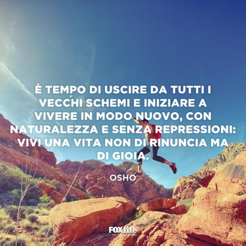 Rompere gli schemi Ragazza salta su delle rocce