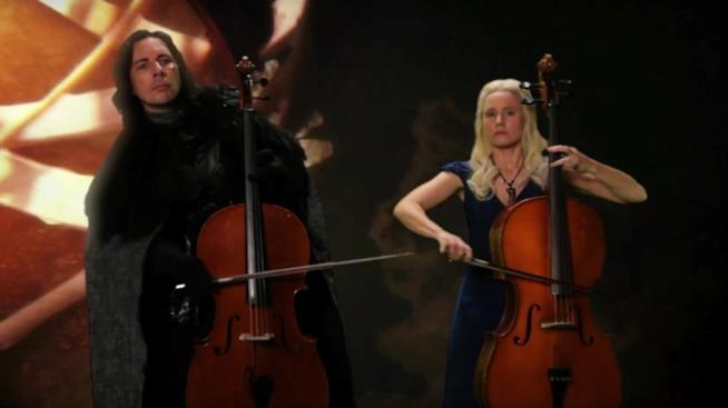 Kristen Bell pone omaggio alla sigla di Il Trono di spade con il marito Dax Shepard Kristen Bell e Dax Shepard travestiti da Jon Snow e Daenerys Targaryen che suonano il contrabbasso