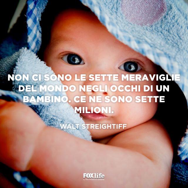 Negli occhi di un bambino ci sono meraviglie Primo piano di un bambino appena nato