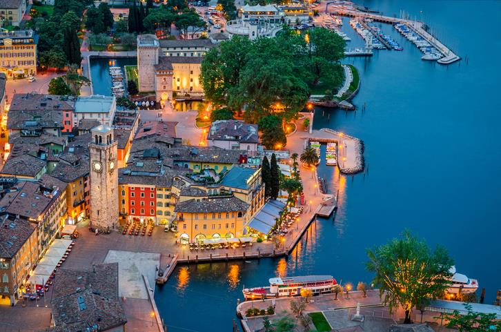 Riva del Garda Vista di Riva del Garda dall'alto al tramonto.
