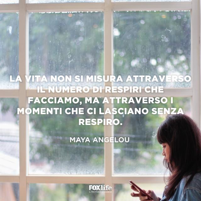 Frase Maya Ragazza vicino una finestra