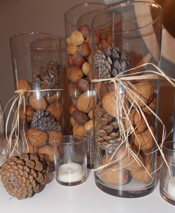 Centrotavola con noci, pigne e candele Centrotavola di Natale