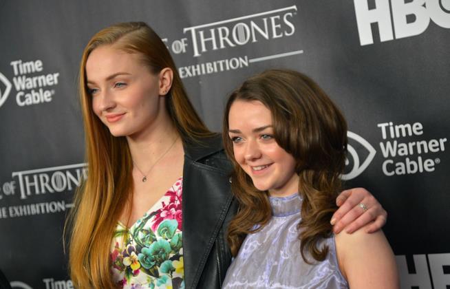 Sophie Turner e Maisie Williams fumano erba in bagno durante i loro pigiama party Sophie Turner e Maisie Williams