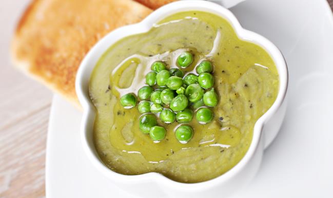 Vellutata di piselli: la ricetta con patate, panna e brodo vegetale Vellutata di piselli