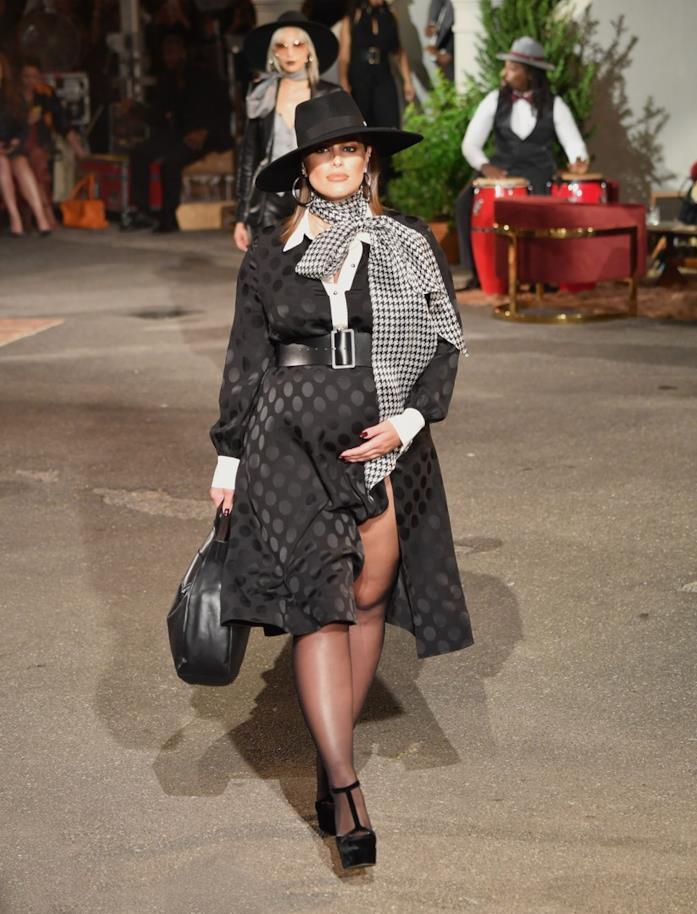 Tommy Hilfiger porta in passerella Ashley Graham con pancione Ashley Graham, sfilata Tommy Hilfiger