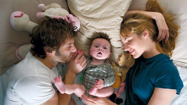Louise Bourgoin e Pio Marmai in Travolti dalla cicogna Dueneo genitori con il bimbo nel lettone nel film Travolti dalla cicogna