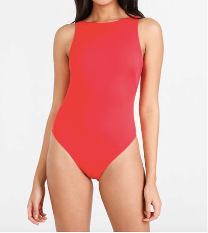 L'intero monacale sta bene a chi ha le curve Il costume intero non scollato è perfetto per chi la figura morbida
