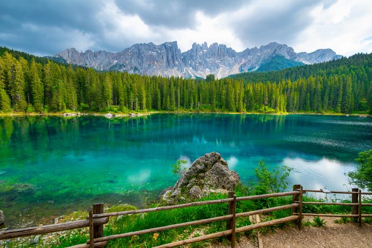 Lago di Carezza Il Lago di Carezza circondato da una foresta di abeti