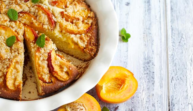 Torta pesche e amaretti: la ricetta con mandorle, amaretti e pesche di stagione Torta pesche e amaretti