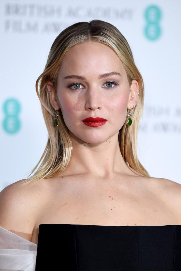 Tagli per visi tondi e capelli lisci Jennifer Lawrence in primo piano