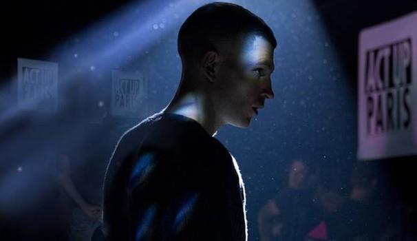 Arnaud Valois in una scena di 120 Battiti per minuto Arnaud Valois si aggira per una discoteca in una scena di 120 Battiti per minuto