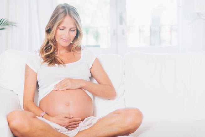 Donna incinta Donna incinta che accarezza il pancione