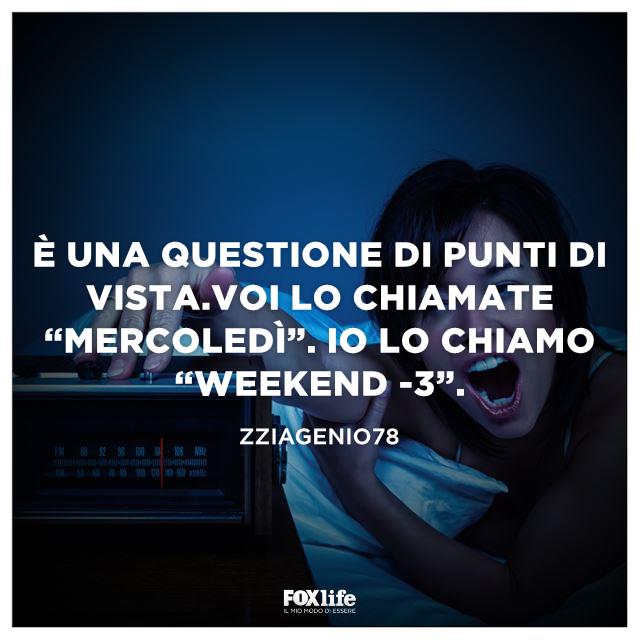 Pensiero sul weekend Ragazza arrabbiata spegne la sveglia