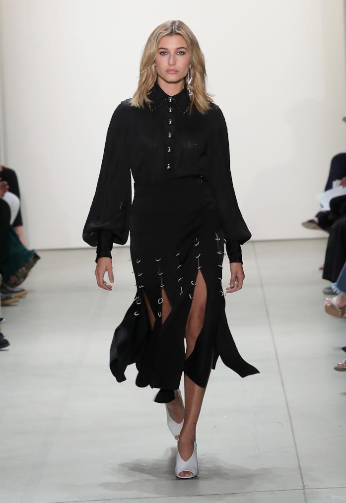 Hailey Baldwin sfila per Prabal Gurung Hailey Baldwin sfila in passerella per Prabal Gurung