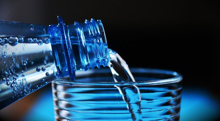 Viaggiare sicuri: le Precauzioni da prendere nell'alimenatzione Viaggiare sicuri: attenzione all'acqua da bere