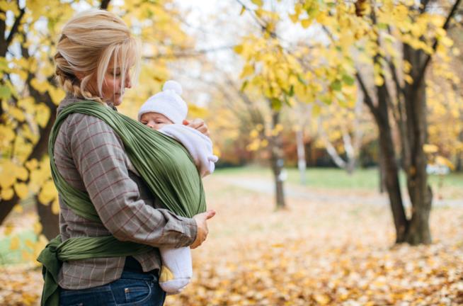 Consigli su fasce e marsupi per neonati Mamma che porta il neonato nella fascia