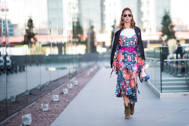 Un look da street style con vestito modello a t-shirt La modella indossa un vestito variante a t-shirt