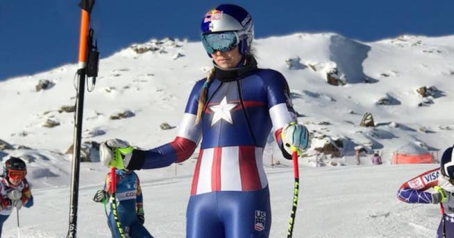 Tute Marvel per i campioni USA alle Olimpiadi Una sciatrice con la tuta Marvel
