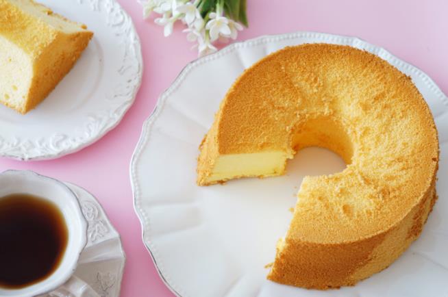 Chiffon cake aromatizzata all'arancia Chiffon cake all'arancia