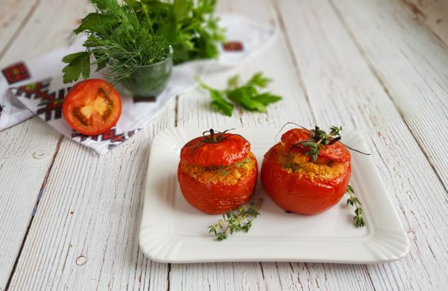 Pomodori ripieni al forno Piatto con ortaggi rossi ripieni di cereali