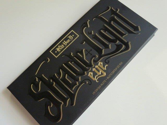 Il packaging della Shade + Light Eye Contour Palette Il packaging della palette neutra per occhi di Kat Von D