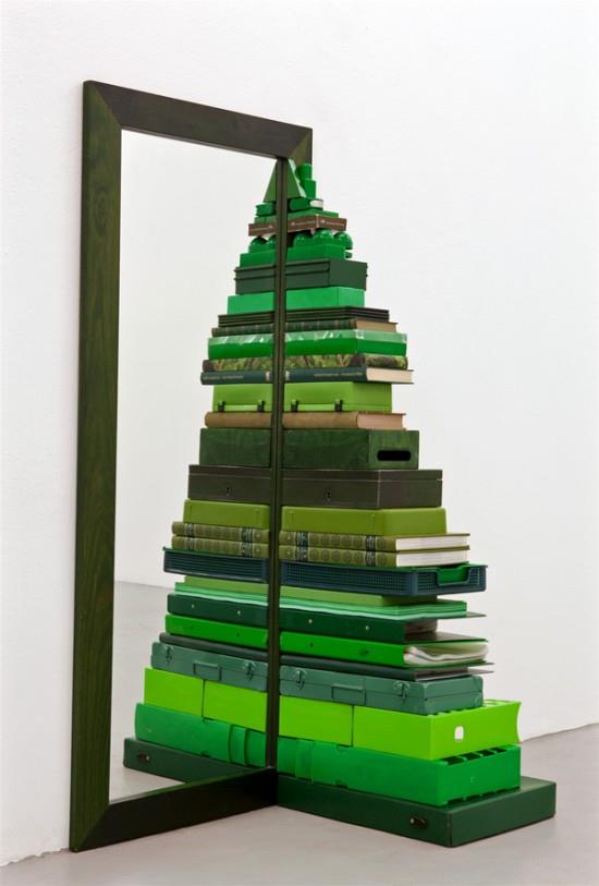 Albero firmato da Michael Johansson Albero di Natale realizzato con oggetti di casa
