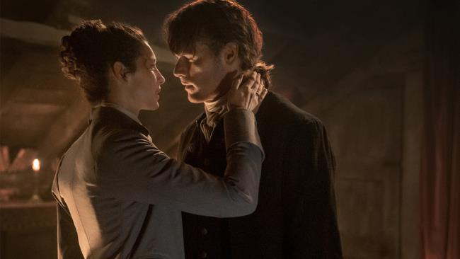 Recensione della 3x06 di Outlander Claire e Jamie sul punto di baciarsi