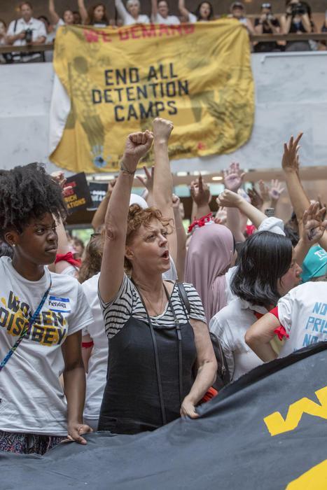 Susan Sarandon durante la protesta contro Trump di giovedì L'attrice Susan Sarandon