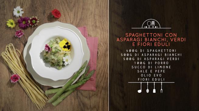 Spaghettoni con asparagi bianche e verdi e guarnizione di fiori eduli Spaghettoni con asparagi e fiori eduli
