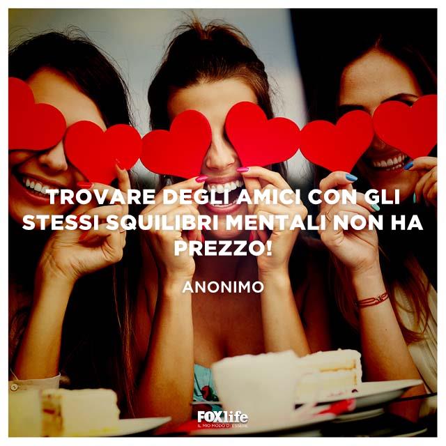 Aforisma sugli amici Ragazze sedute a un tavolo