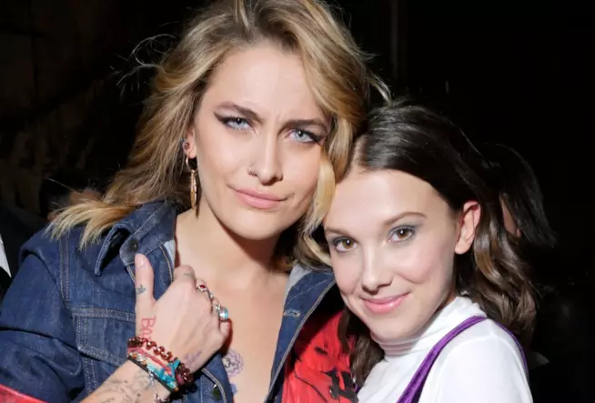 Millie Bobby Brown e Paris Jackson Paris Jackson con Millie Bobby brown