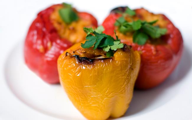 Peperoni ripieni di tonno: la ricetta con capperi e olive nere Peperoni ripieni di tonno
