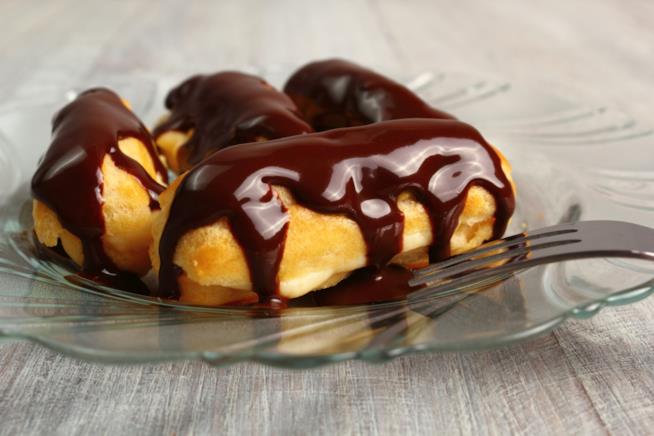Eclair di pasta choux con crema e cioccolato Eclair francesi