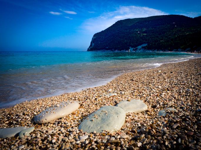Spiaggia dei Sassi Neri, Marche I sassolini che caratterizzano la spiaggia dei Sassi Neri.